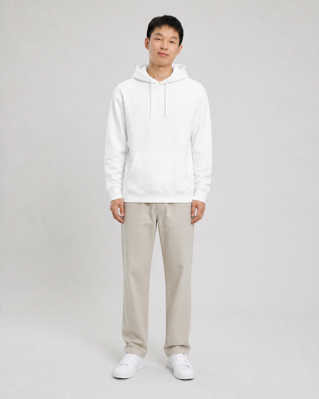Sudadera Midweight Essential VRS en blanco — con modelo de frente