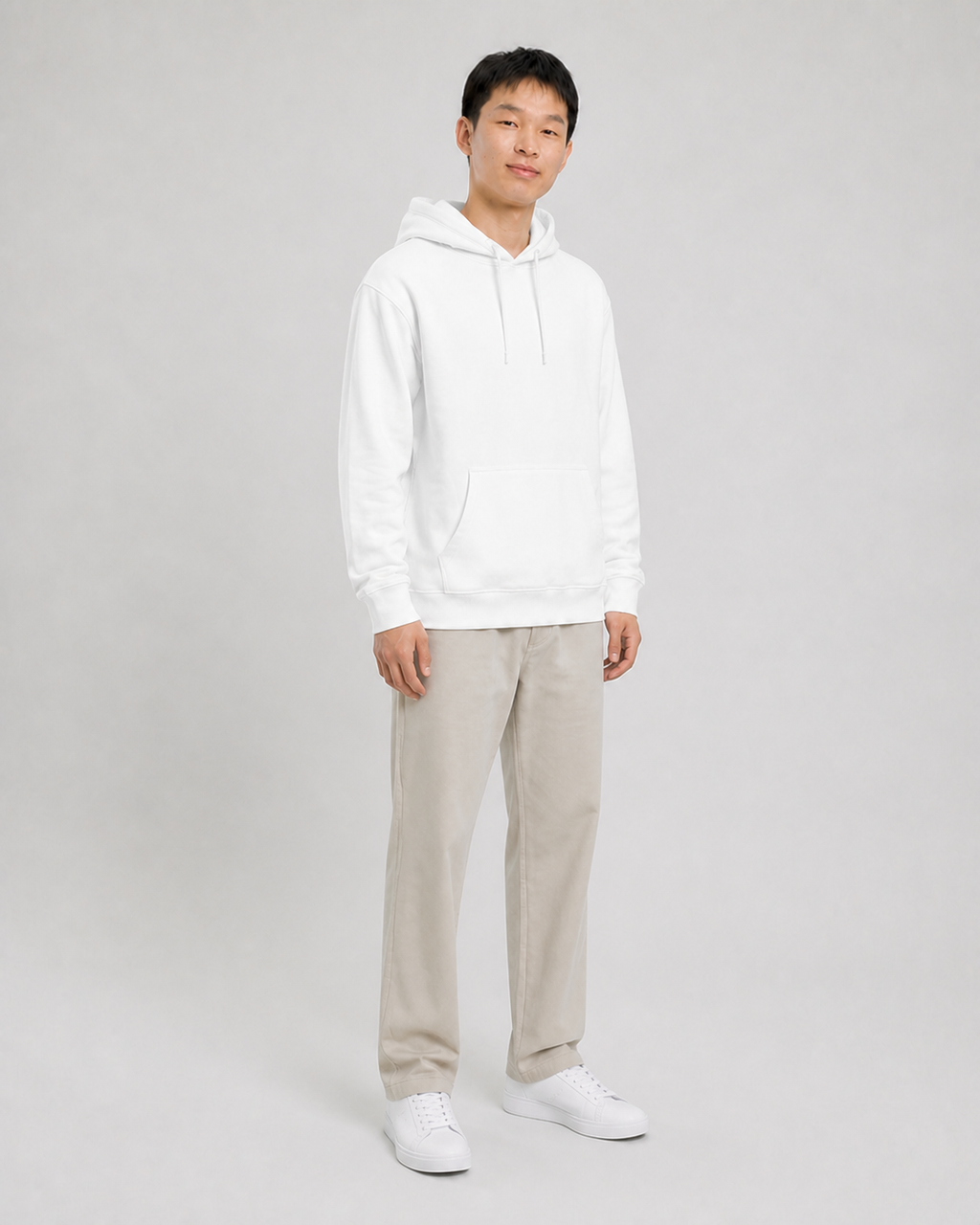 Sudadera Midweight Essential VRS en blanco — con modelo de tres cuartos