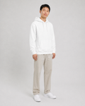 Sudadera Midweight Essential VRS en blanco — con modelo de tres cuartos