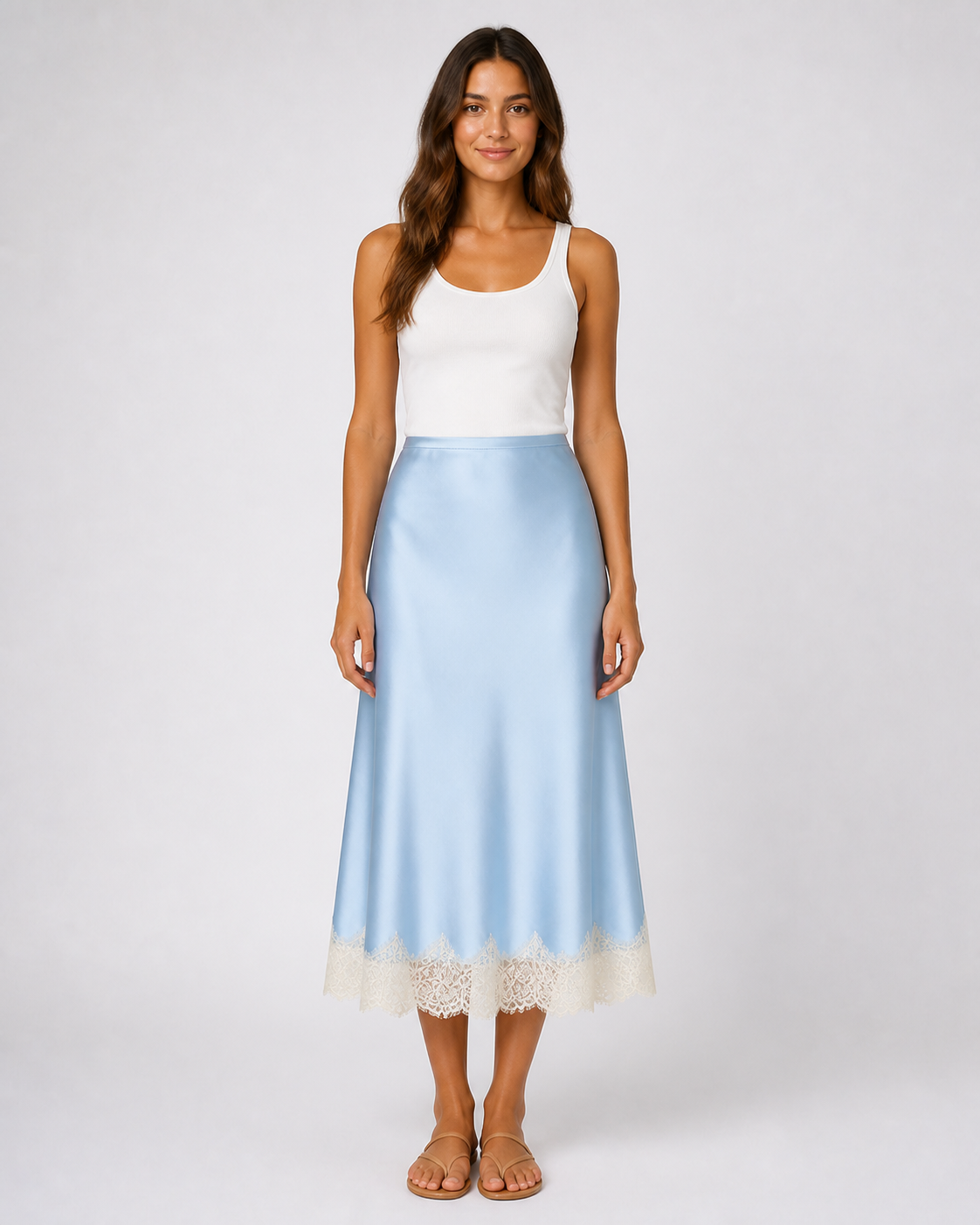 Falda Satinada con Bajo de Encaje · azul cielo · modelo frontal