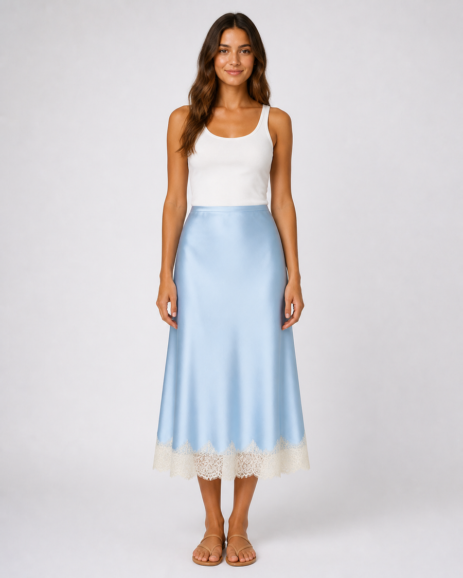 Falda Satinada con Bajo de Encaje · azul cielo · modelo frontal
