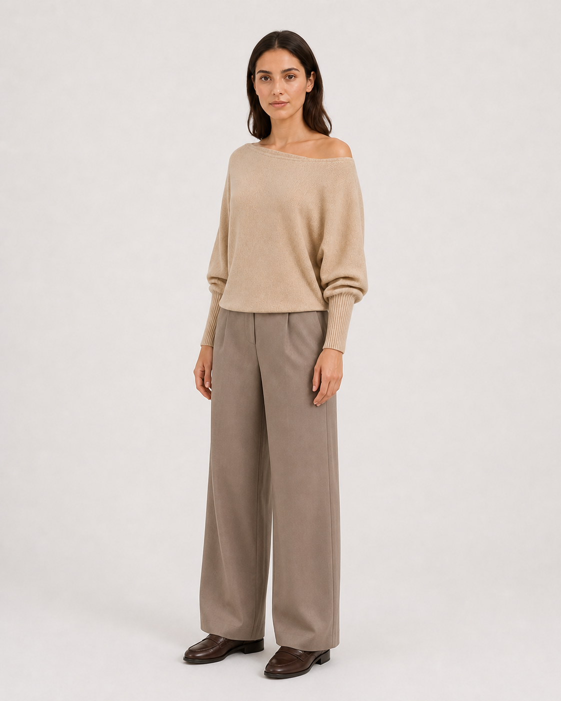 Jersey beige de punto con escote barco VRS STYLE — vista de tres cuartos con modelo