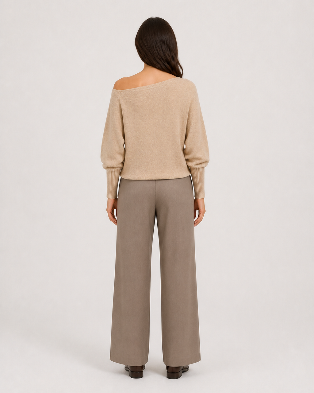 Jersey beige de punto con escote barco VRS STYLE — espalda con modelo