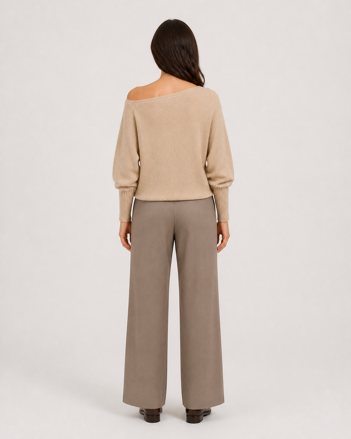 Jersey beige de punto con escote barco VRS STYLE — espalda con modelo