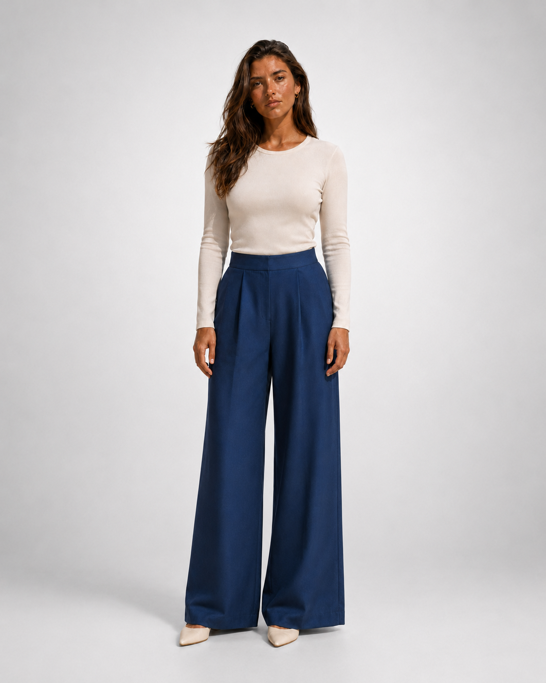Pantalón amplio de pinzas azul, con modelo oficial, frontal — VRS STYLE
