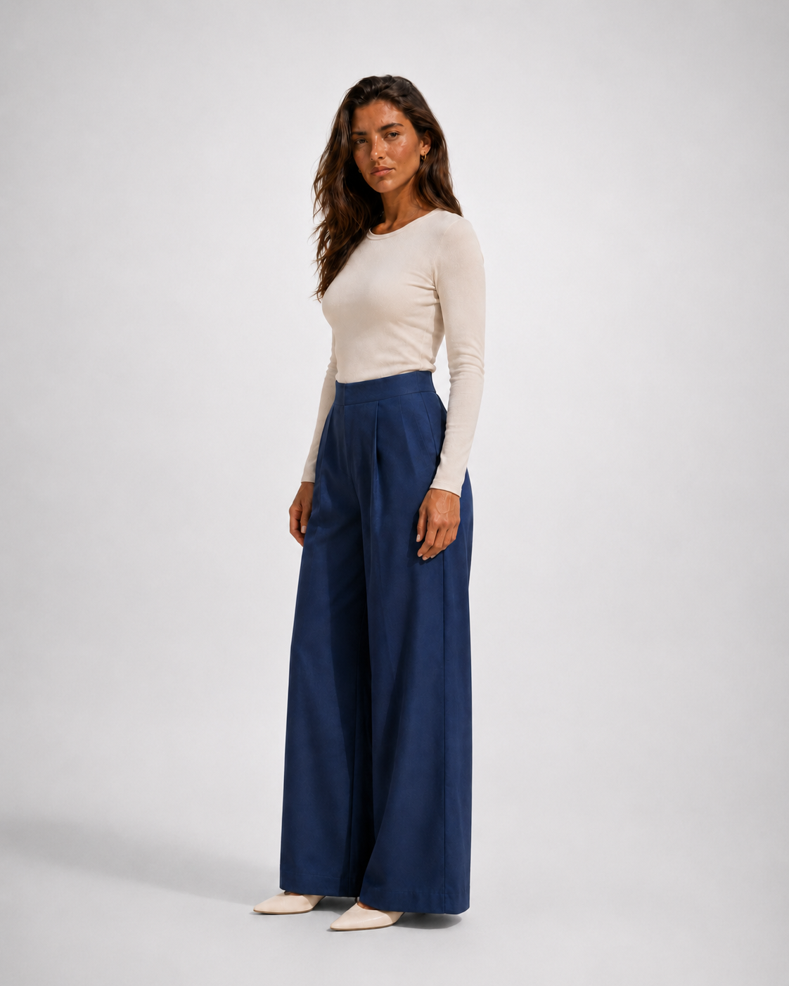 Pantalón amplio de pinzas azul, con modelo oficial, vista 45 grados — VRS STYLE