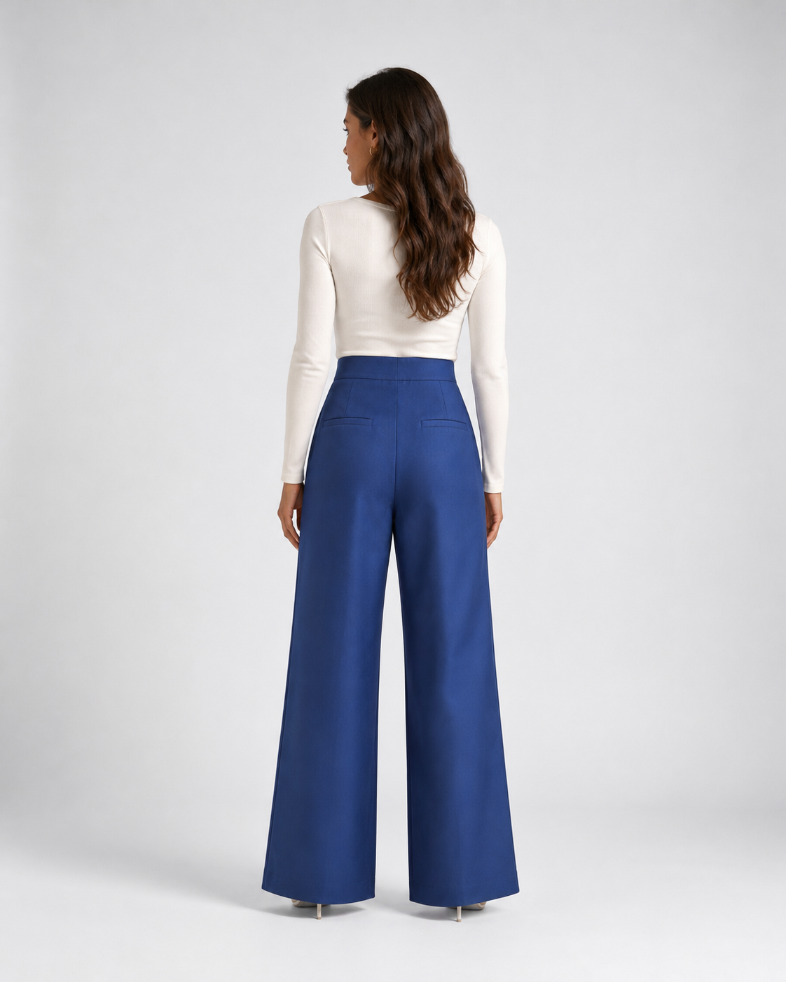 Pantalón amplio de pinzas azul, con modelo oficial, espalda — VRS STYLE