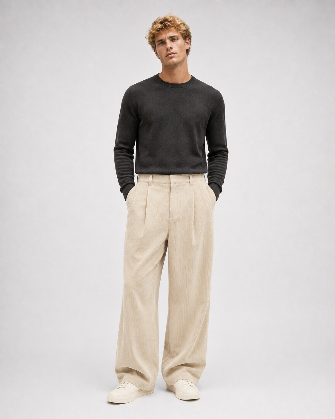 Modelo con pantalón wide leg de pana beige crudo VRS STYLE