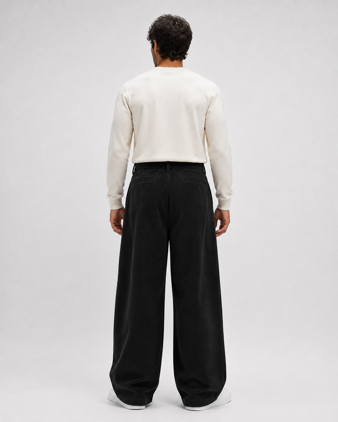 Modelo de espaldas con pantalón wide leg de pana negro VRS STYLE