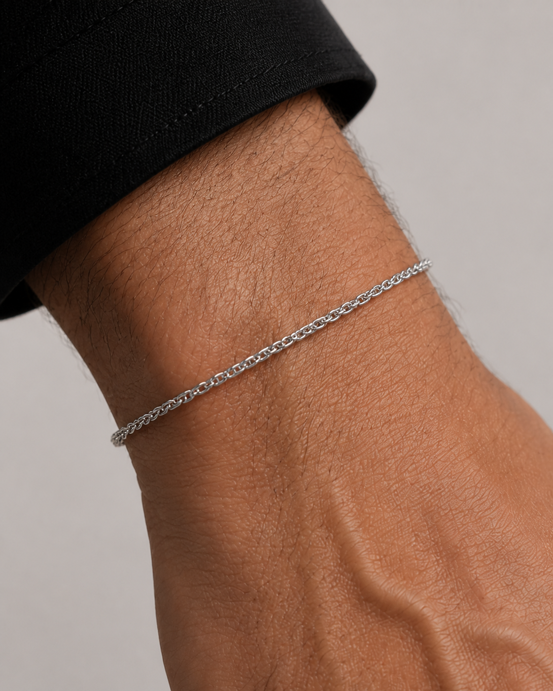 Pulsera de Cadena Fina Plateada VRS STYLE — modelo detalle