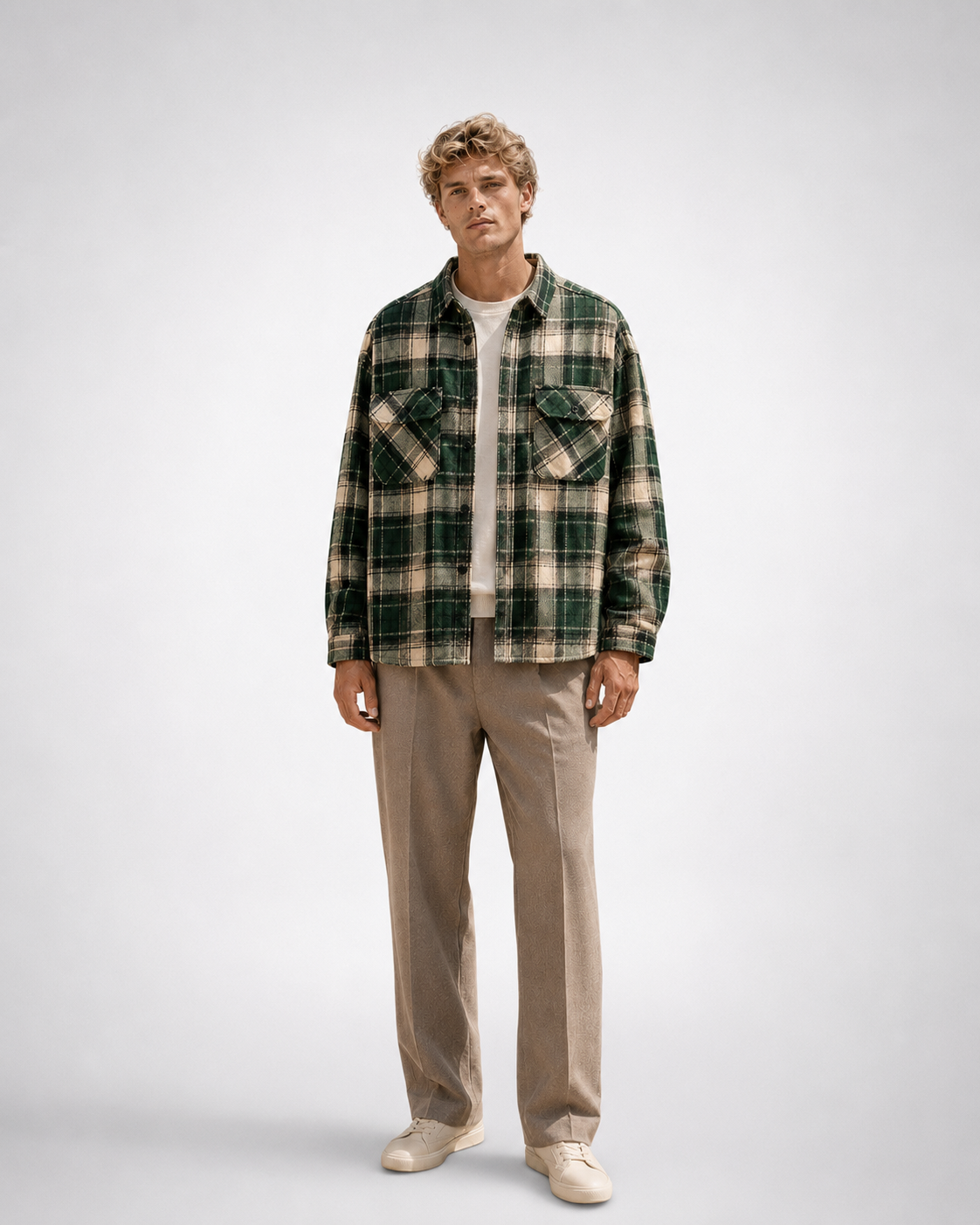 Sobrecamisa de cuadros con bolsillos verde, con modelo oficial, frontal — VRS STYLE