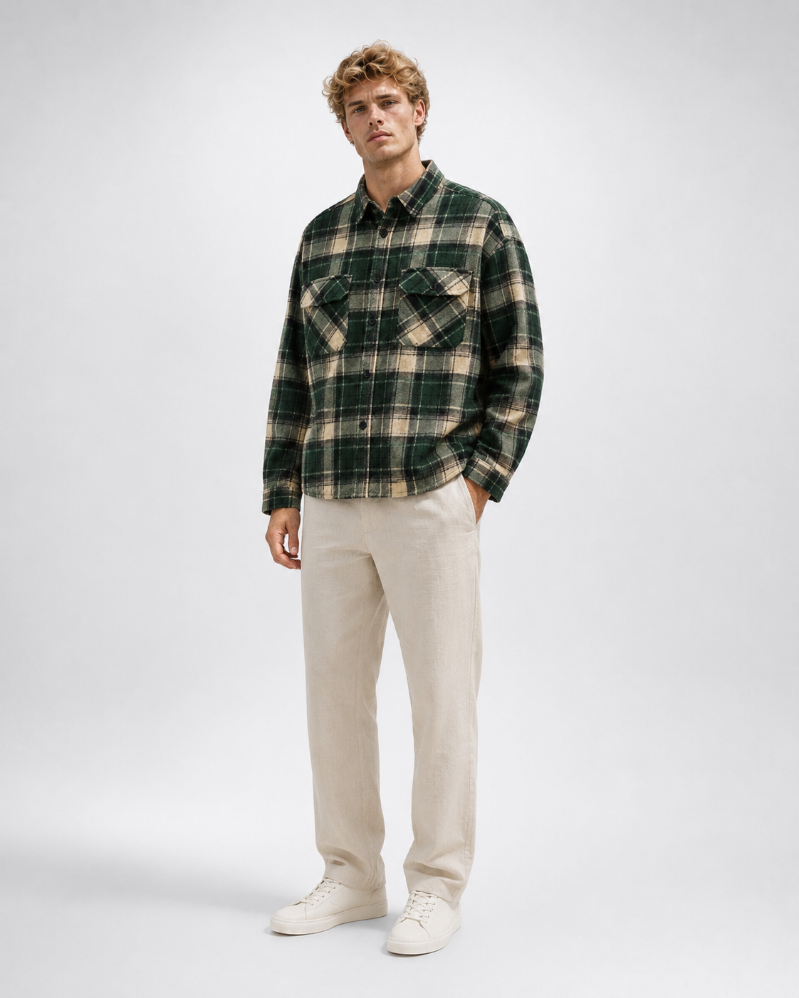 Sobrecamisa de cuadros con bolsillos verde, con modelo oficial, vista 45 grados — VRS STYLE