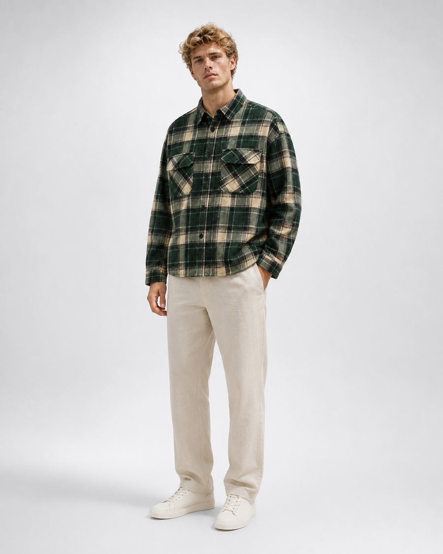 Sobrecamisa de cuadros con bolsillos verde, con modelo oficial, vista 45 grados — VRS STYLE