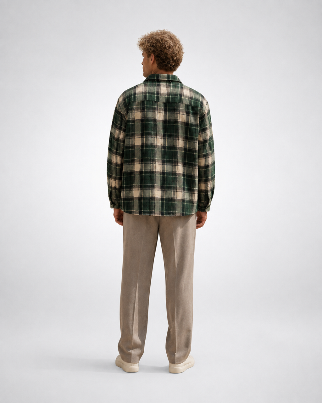 Sobrecamisa de cuadros con bolsillos verde, con modelo oficial, espalda — VRS STYLE