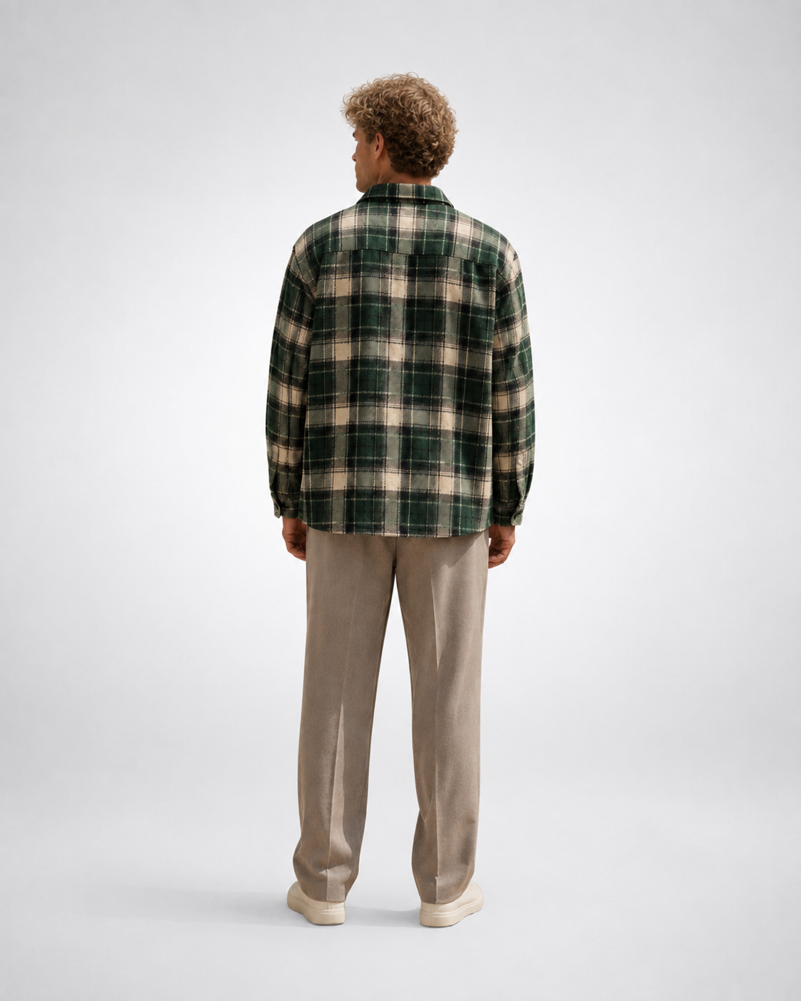 Sobrecamisa de cuadros con bolsillos verde, con modelo oficial, espalda — VRS STYLE