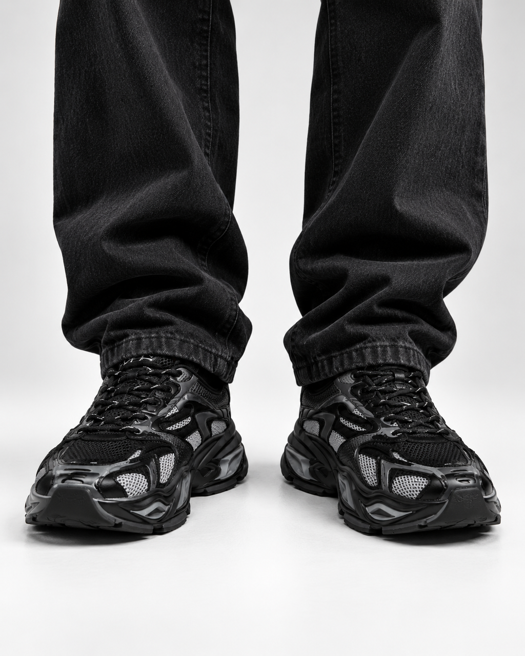 VRS Urban Motion Sneakers negro - modelo frontal de rodilla para abajo [vrs-color:negro]