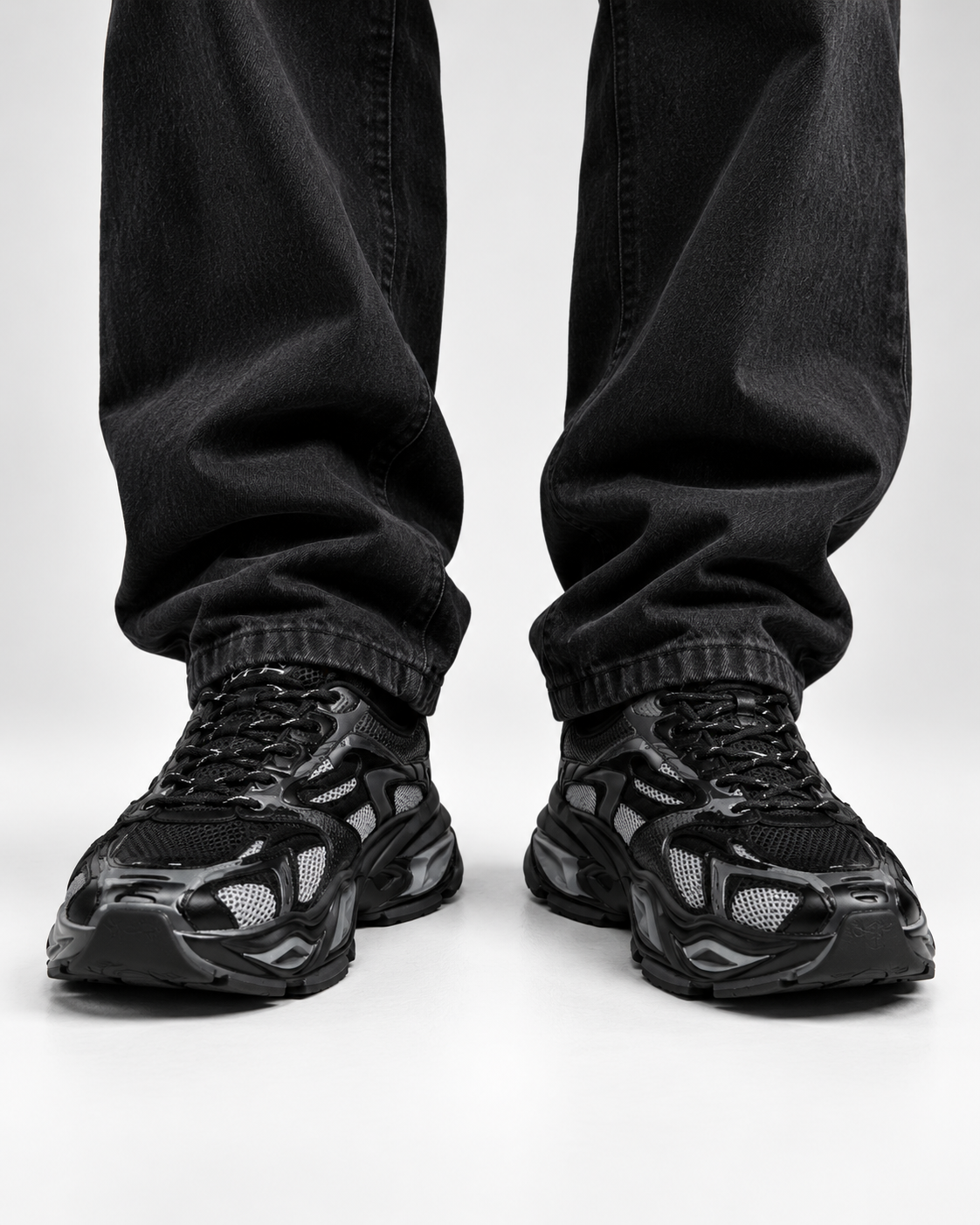 VRS Urban Motion Sneakers negro - modelo frontal de rodilla para abajo [vrs-color:negro]