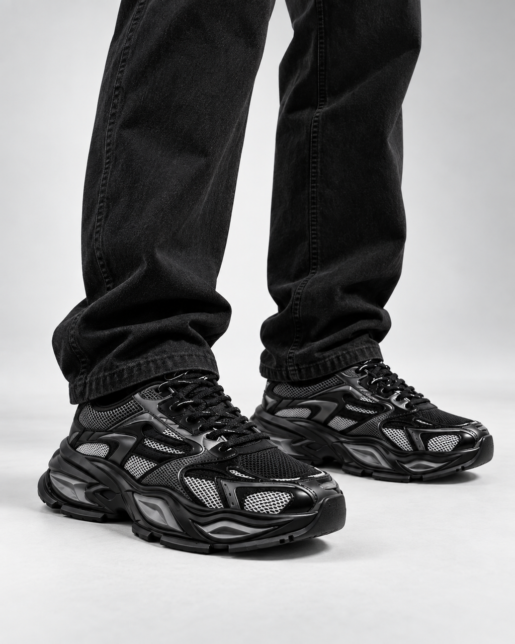 VRS Urban Motion Sneakers negro - modelo vista 45 grados de rodilla para abajo [vrs-color:negro]