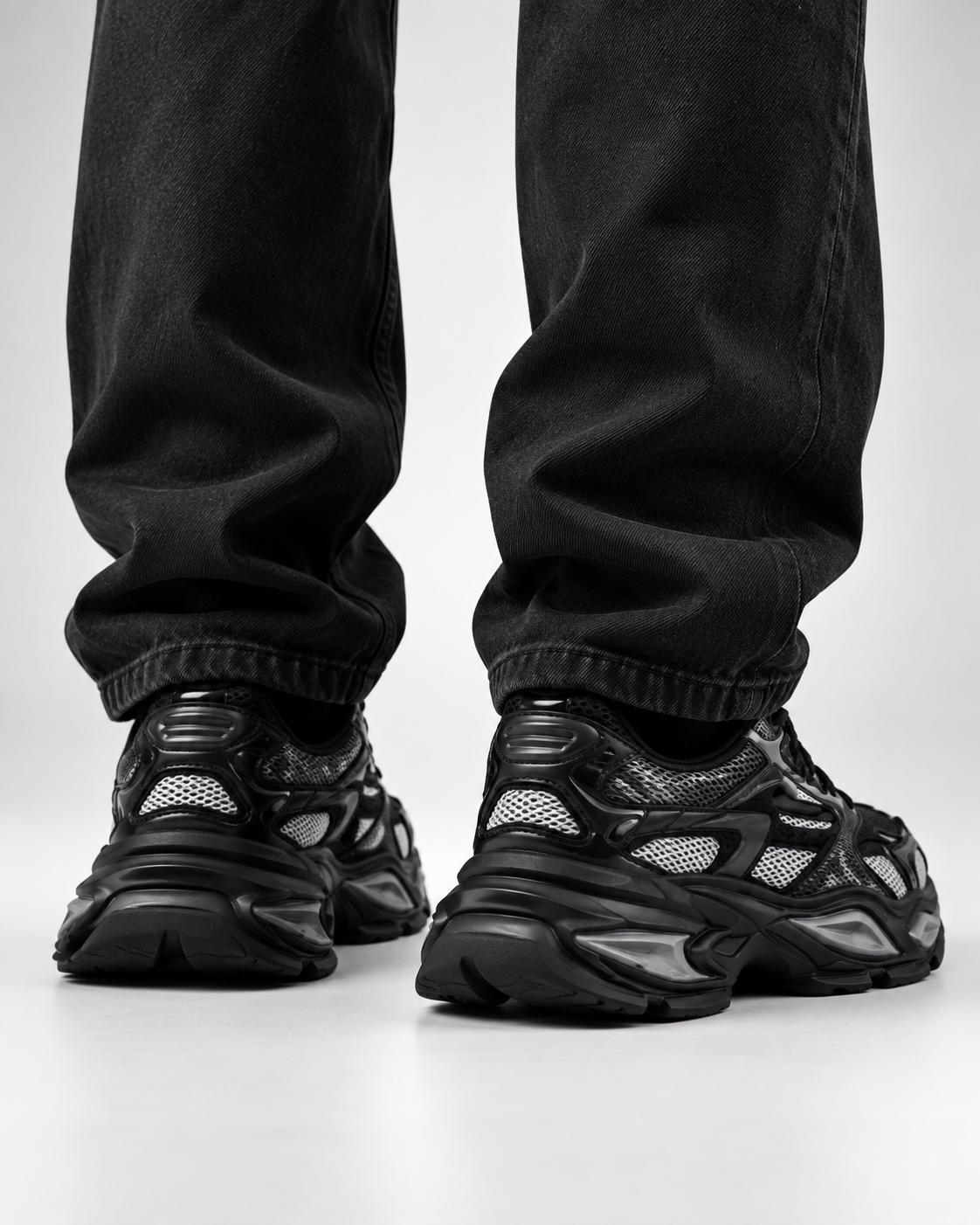 VRS Urban Motion Sneakers negro - modelo vista trasera de rodilla para abajo [vrs-color:negro]