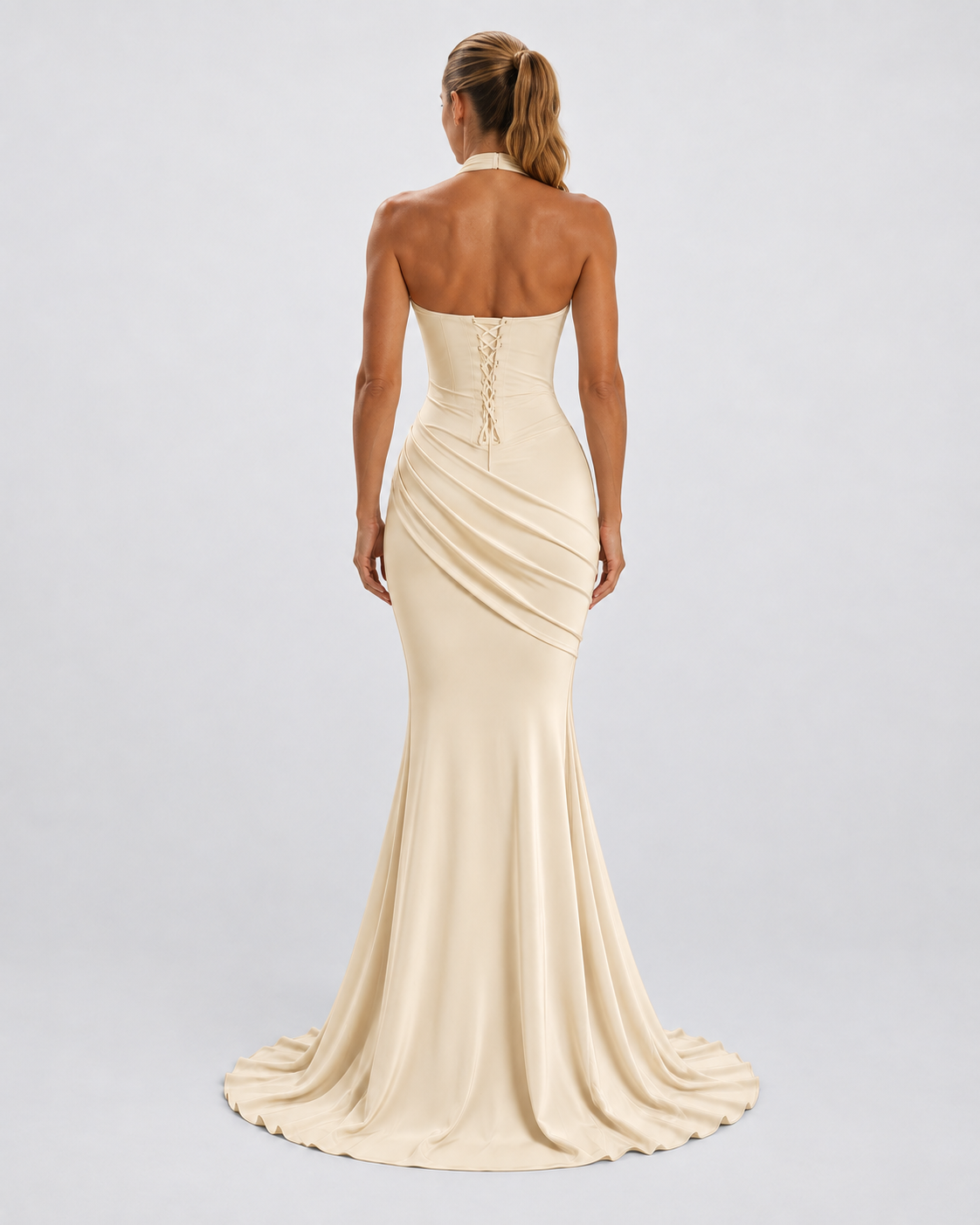 Vestido Sienna Halter beige con modelo — espalda
